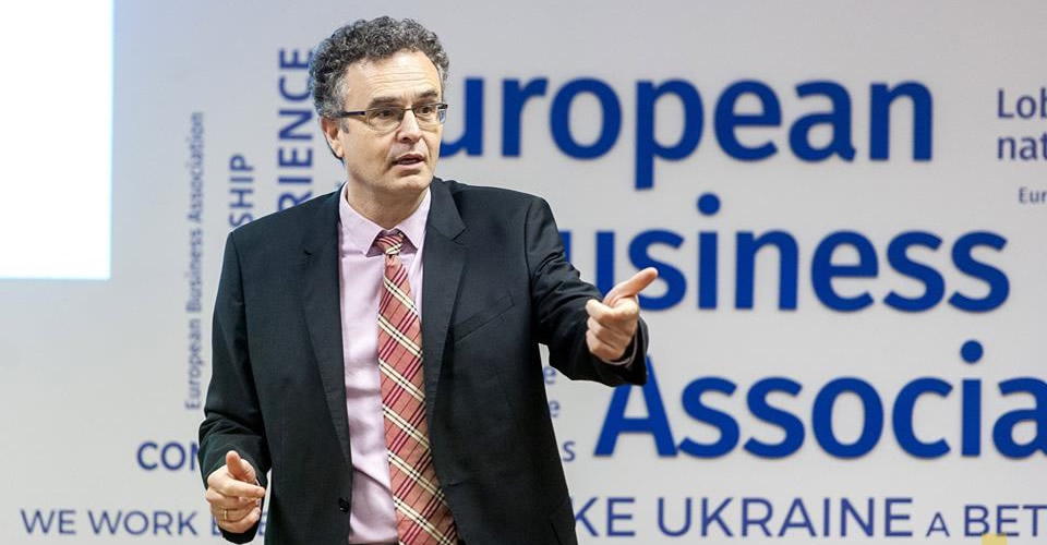 Dr Szamosi delivers unit on Human Resource Management in Kyiv